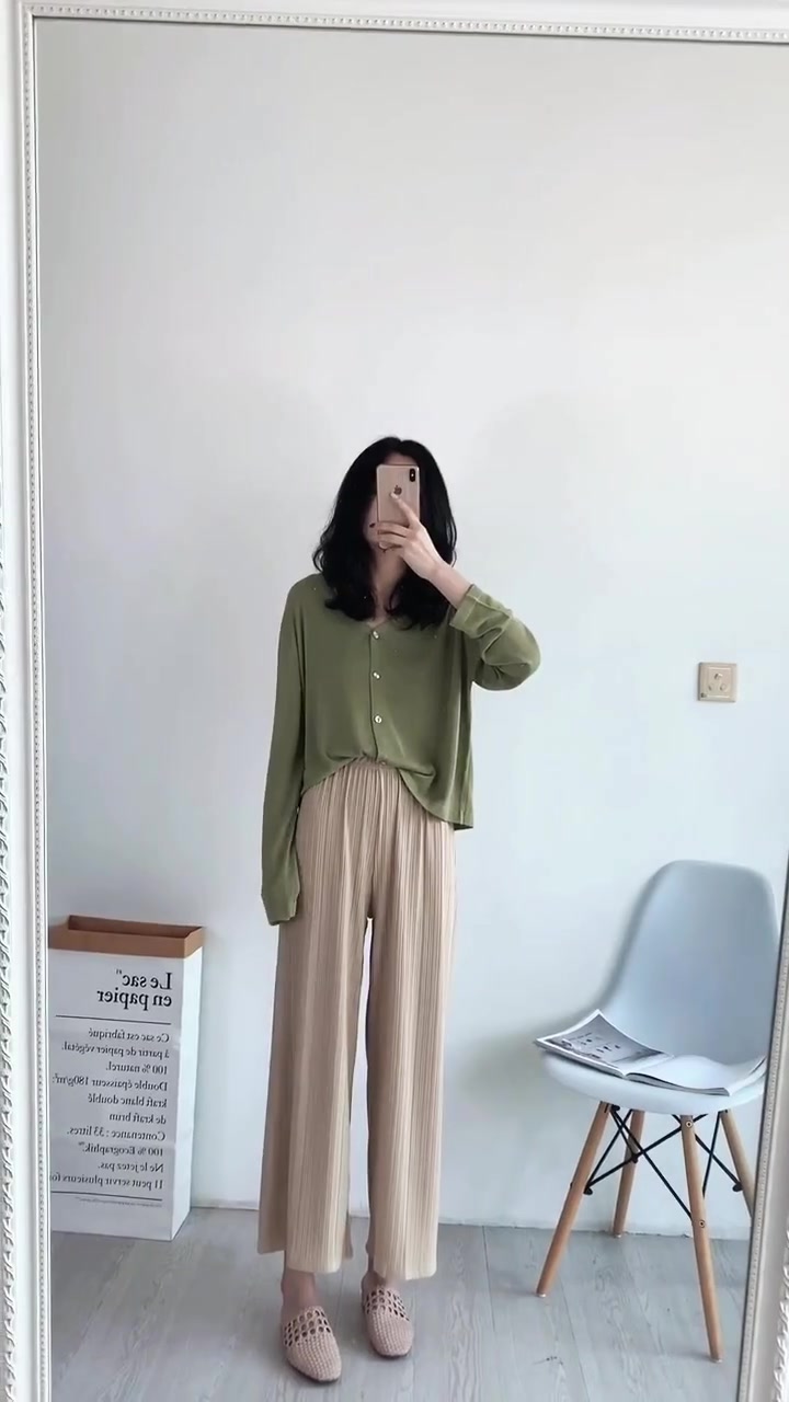 绿色上衣搭配浅粉色休闲裤,这样穿温柔又大方,洋气十足的穿搭!