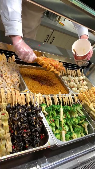 打卡网红棒棒鸡,串串从酱料中拿出过程,也太诱人了吧!