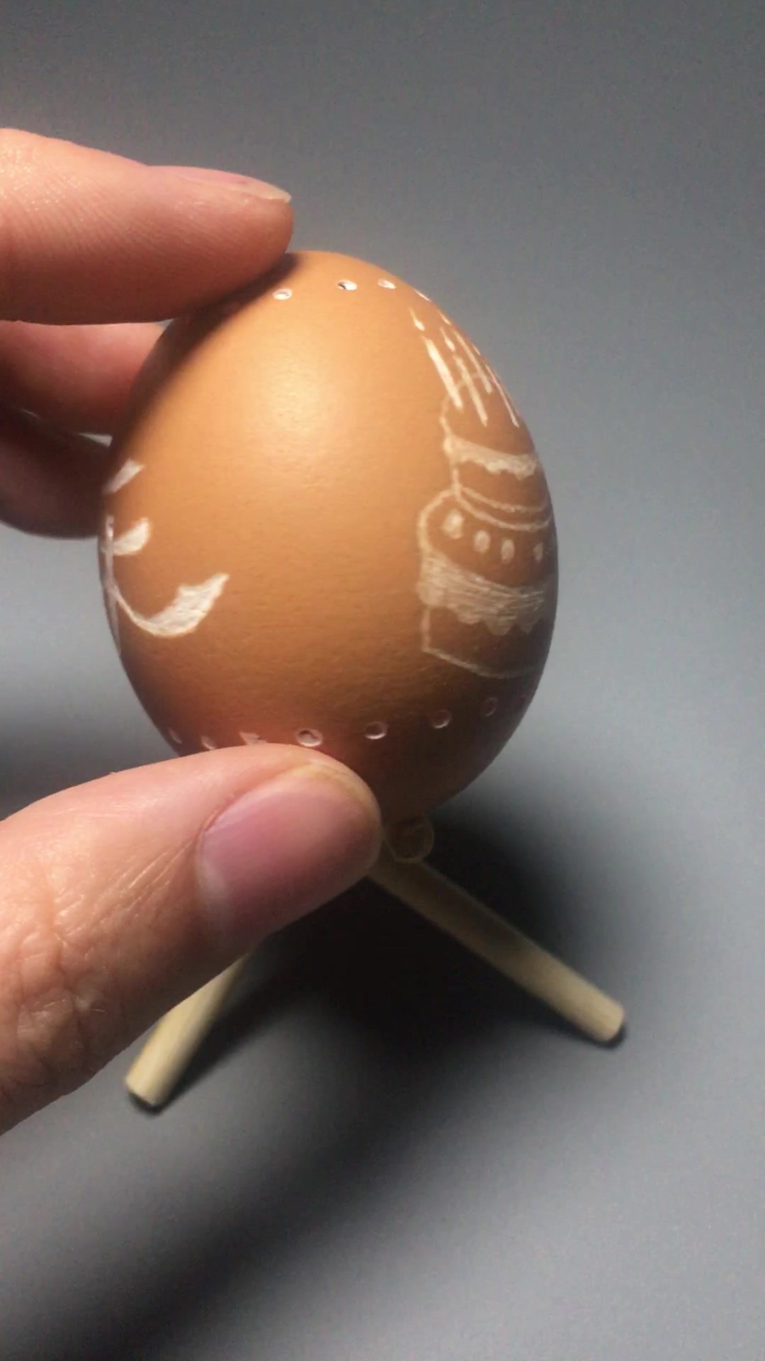 鸡蛋雕刻作品,生日快乐蛋糕