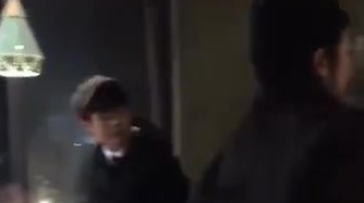 近日,重庆沙坪坝一火锅店内,就出现了这样一幕:一对情侣正在吃火锅,男生左手拿手机右手夹菜,