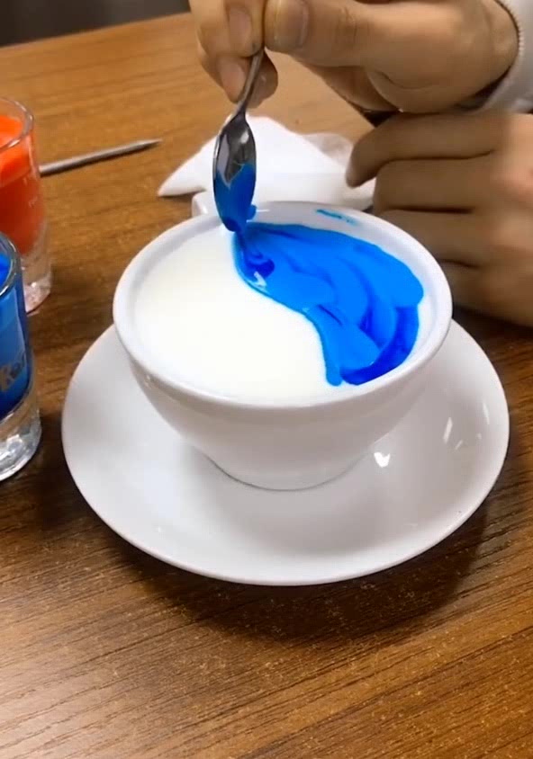 店老板做奶茶拉花,这一幕让我开眼了,真好看!