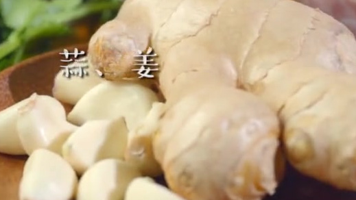 【寻味手札.啤酒鸭】据说很多人都没吃过这道名菜,既可以做砂锅鸭也可以做啤酒鸭火锅,用啤酒炖