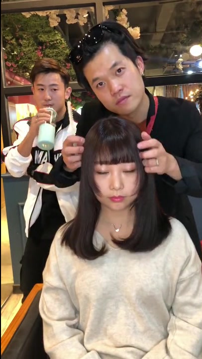 就算是理发师也不能随便撩妹子的头发,否则后果很严重!