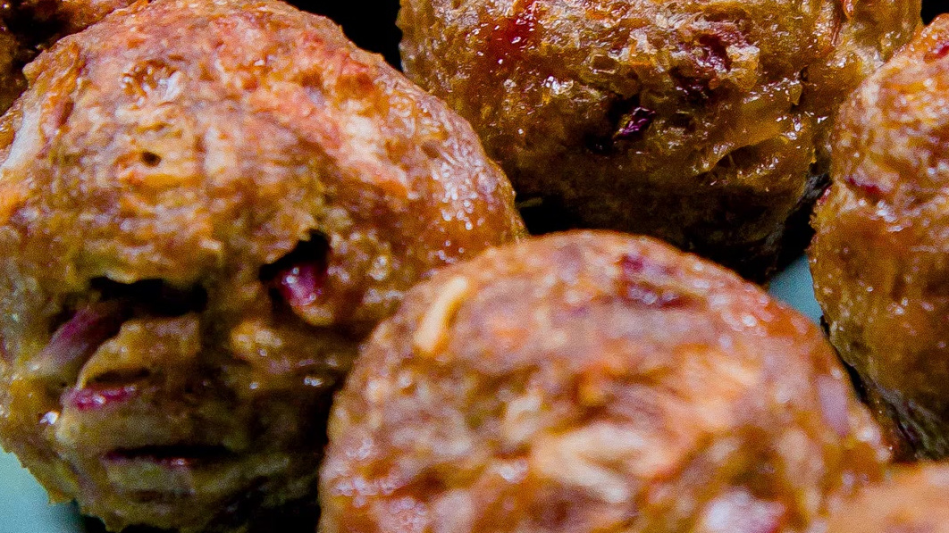 不油炸的牛肉丸照样外焦里嫩。 另外还有做面包糠的做法哦,还不快收下?#养生食谱DIY#