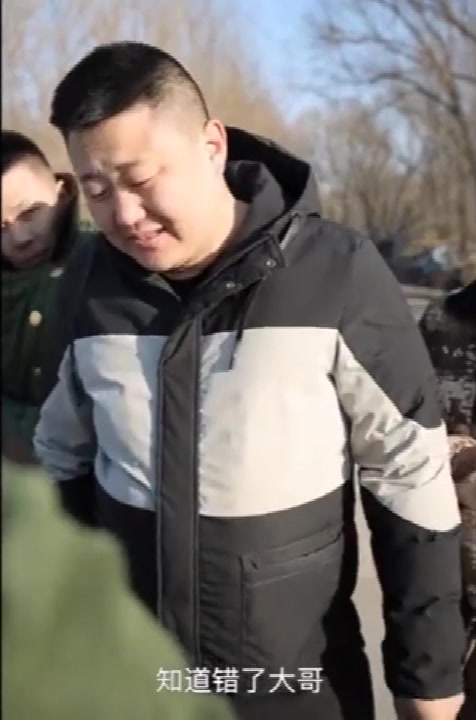 农村三兄弟外出打拼,没想到多年后开豪车回乡!