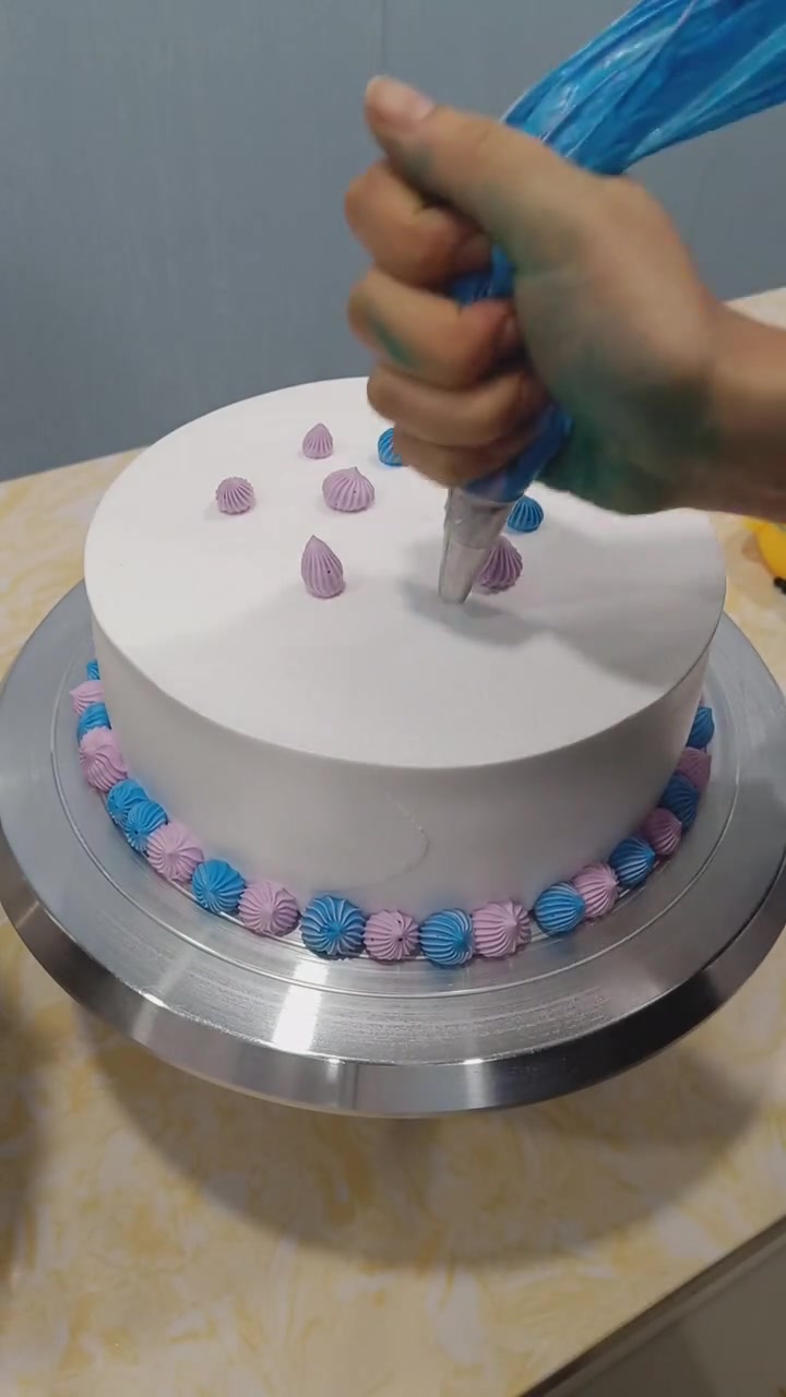 蛋糕师制作的小黄鸭蛋糕,这也太好看了吧