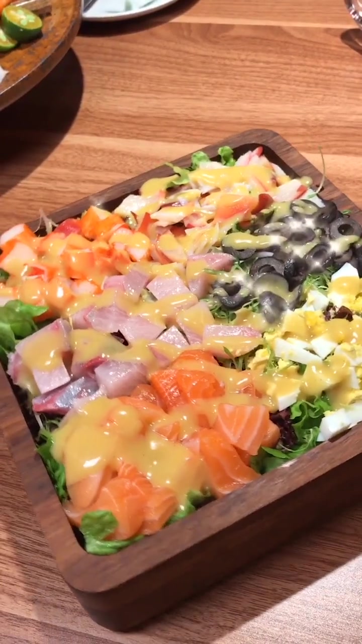 铺满新鲜海鲜的蔬菜沙拉,据说满满当当也才68元一份,好想吃啊!