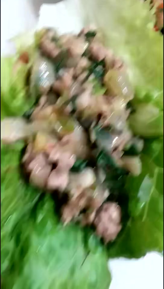 最新的,吃法生菜包猪肉。