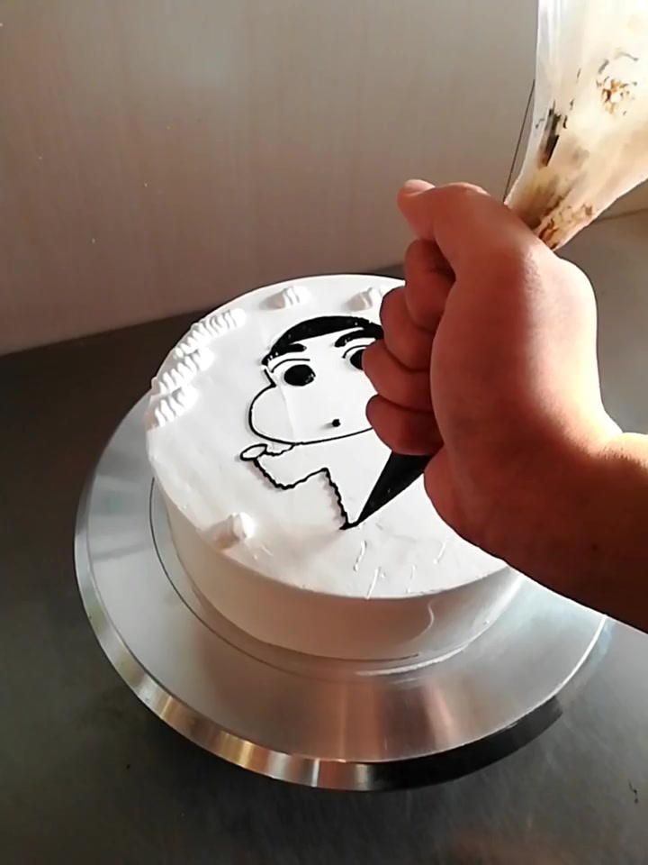 蛋糕师制作的蜡笔小新蛋糕,看着就很可爱
