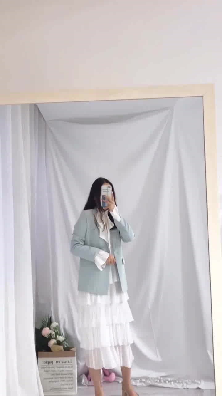 蓝色西装外套搭配白色长款蛋糕裙,这样穿清新又大方,时尚好看!