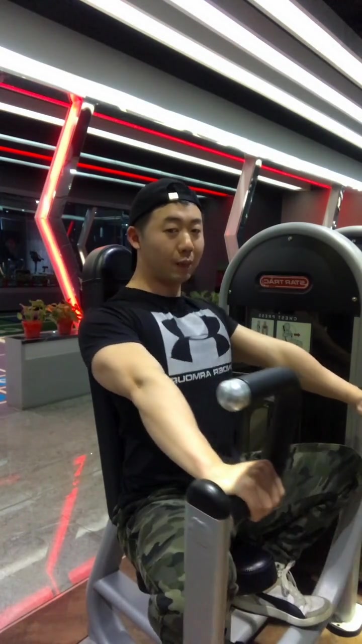 健身教学:学会胸部坐姿推胸器激活动作,有效锻炼胸部肌肉