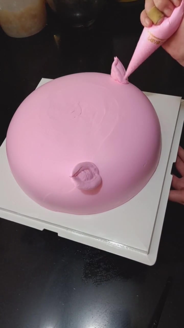 蛋糕师制作的粉色小猪蛋糕,这也太漂亮了吧