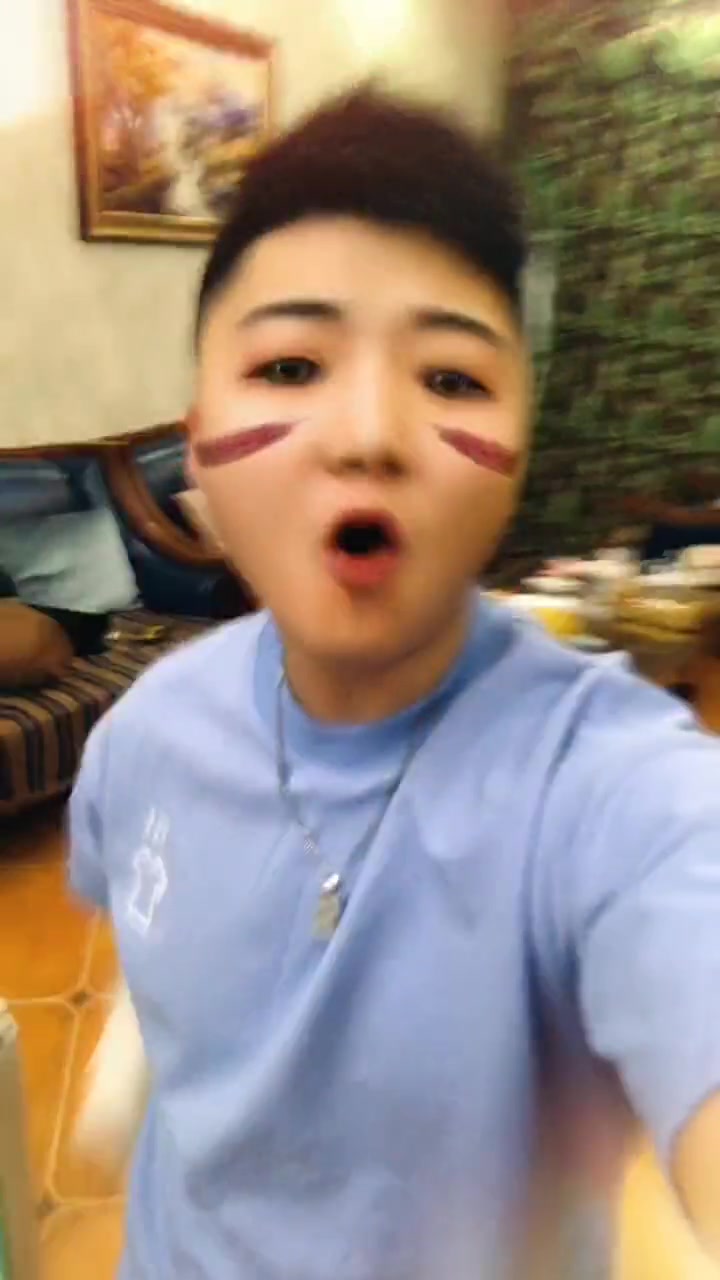 手都骨折了,白小白还在这调皮呢,这妆化得太卡通了吧!