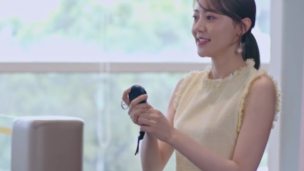 #热剧推荐#【金鹰独播剧场 】《逆流而上的你》 邹凯扮成人偶参加游戏,获胜了。在高蜜为他切