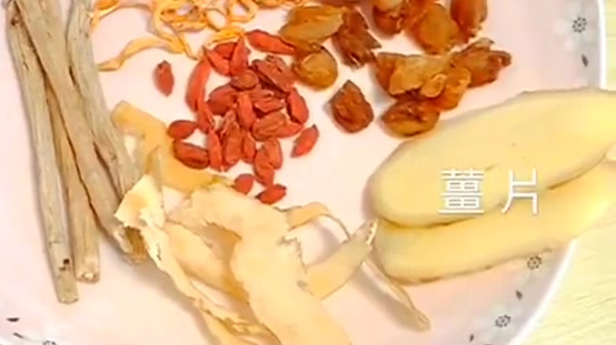 不可辜负的美食今儿做的是乌鸡汤,家里剩了些朋友送的虫草、西洋参的,我都搜罗搜罗,一股脑都放