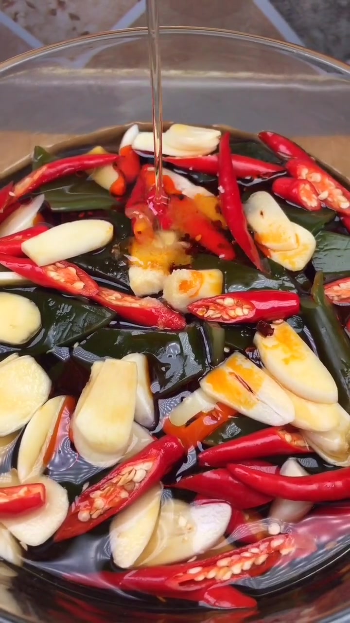 大哥直播做美食,这道海带泡菜制作完成了,是不是超级简单呢
