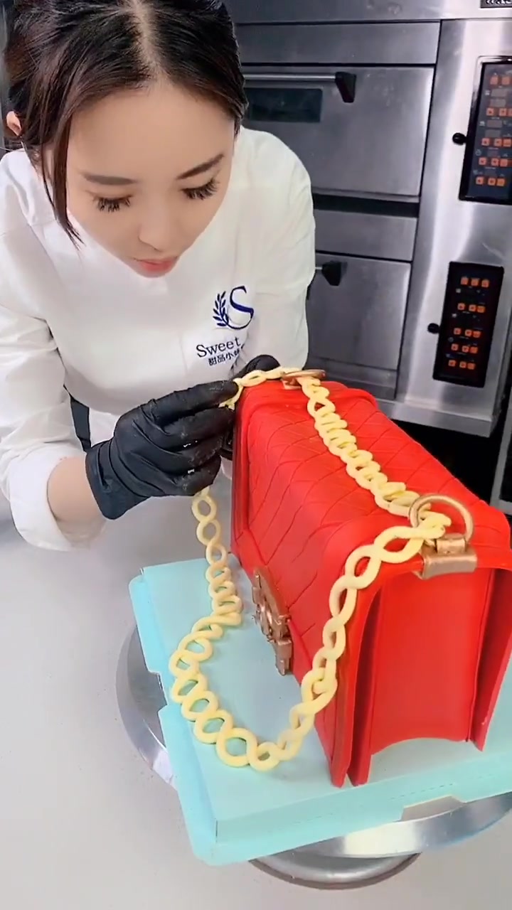 小姐姐制作的女士包包蛋糕,好精致啊