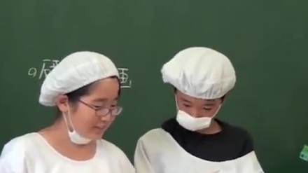 这个视频以前就流传过,今天更是上了热搜,个中意味不言自明。有哪个民族的崛起,不是从教育、从