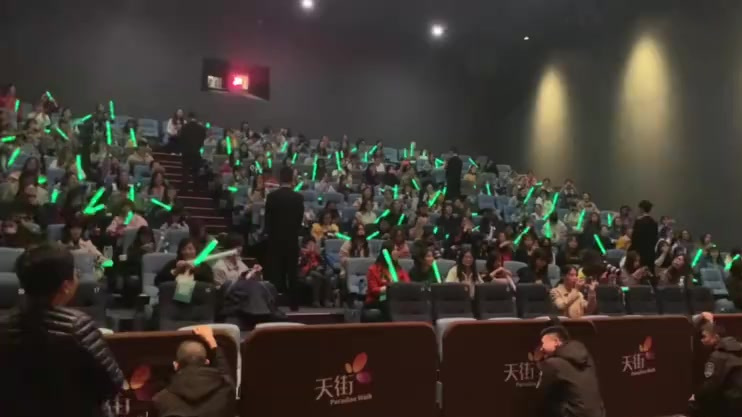 《地久天长》路演成都站映前见面马上开始,在场的这么多小汤圆中有你的身影吗?不在现场的朋友们