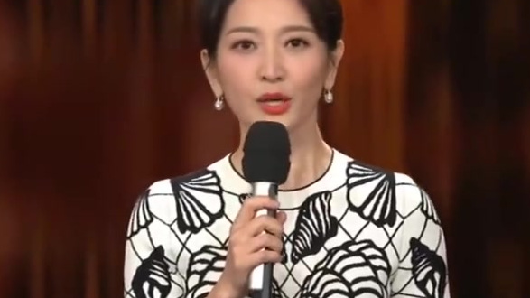 【土鸡蛋蛋黄颜色深,可能是因为饲料添加剂】销售员推销土鸡蛋时,最喜欢拿蛋黄颜色来宣传,普通