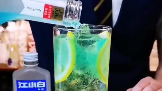 酒吧卖180一杯的鸡尾酒 。