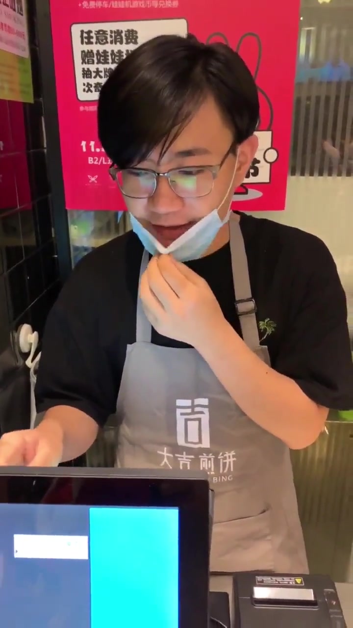 可以无限加料的煎饼果子店铺,这个老板也太不怕“死”了!