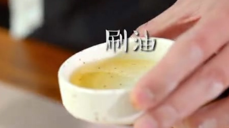 【寻味手札.牛肉酥饼】羊老师答应大家的“很厉害的面食”。酥香的饼皮,喷香流油的肉汁和满满的