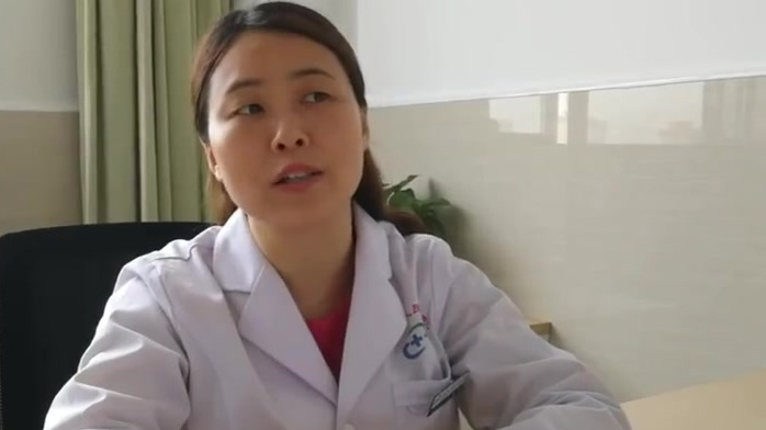 【太吓人了!女子吃完野菜晒太阳:面部肿得像面包,嘴唇如香肠】近日,湖北襄阳,46岁的张女士
