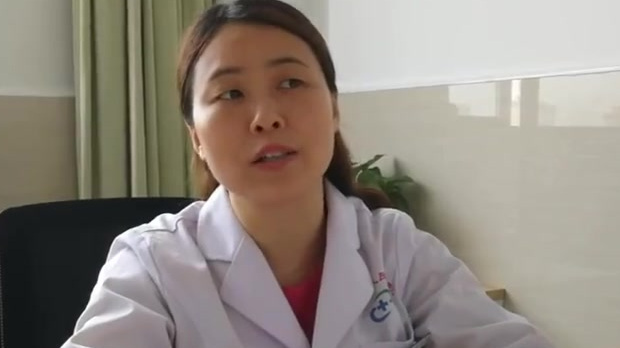 近日,湖北襄阳,46岁的张女士因食用野腊菜而引发“植物日光性皮炎”,整个面部肿胀发紫,肿如