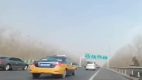【斗鱼女主播被曝直播开跑车违章 事后称“我就是欠教育啊”】斗鱼女主播“丑人齐WK”在直播中