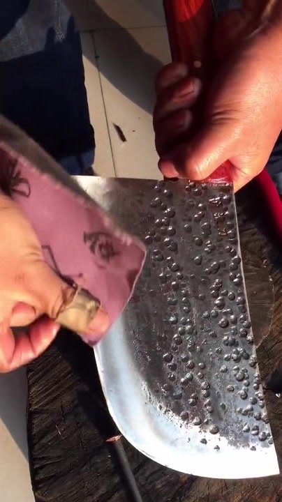 户撒蜂窝砍骨刀,这才是正宗的老手艺菜刀,可谓真正的削铁如泥!