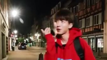 王俊凯的箱子干货满满,各种汤底底料,是时候喜提一下老鸭汤了。