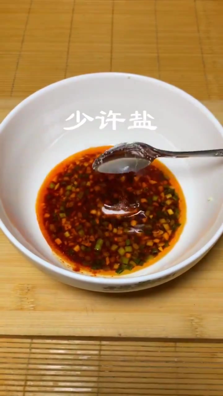 非常简单的凉拌面天气越来越热来一碗很不错