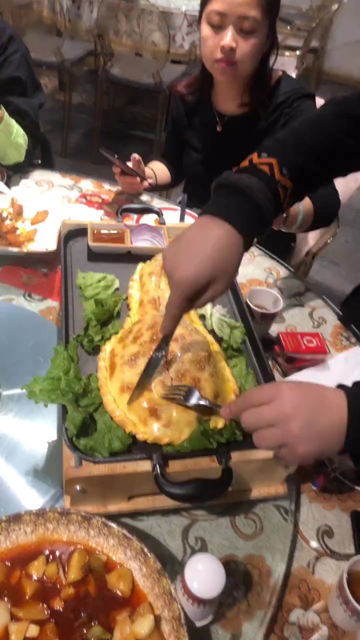 天津网红美食面包烤羊腿,面包金黄的外表,看着就想吃啊!