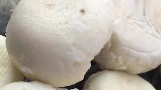 【长沙一幼儿园早餐包子有霉点?教育局:没过保质期已送食品检测】3月20日,湖南长沙有家长反