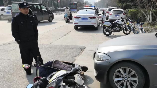 【一起普通交通事故大打出手 斗殴人员均被拘】日前,合肥蒙城路华孚城隍庙东门,一辆轿车与电动