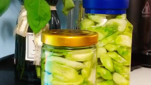 #VLOG创作大赛# 早晨去菜场买的儿菜,3元一斤的儿菜头买了两斤多,回家洗净后用糖醋水腌