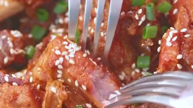 在家就能做的超简单版会骨肉分离的【电饭锅焗排骨】食材:排骨、生抽、蒜蓉、蚝油、盐、白芝麻、