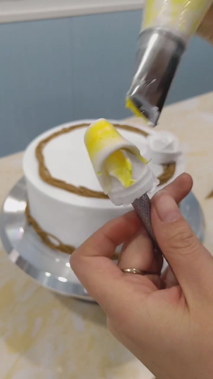 蛋糕师制作的公主蛋糕,看着就很可爱哦