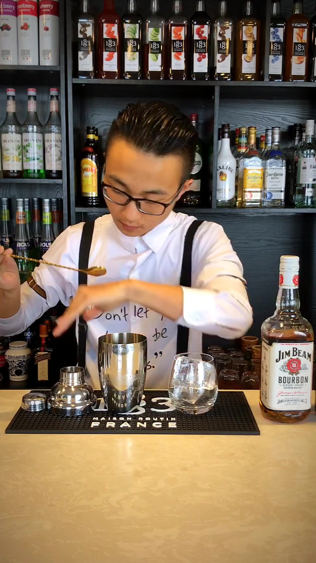 今日酒单《纽约酸》教学视频/调酒师培训