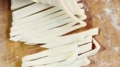 蹭饭我最喜欢回家吃老妈老爸做的面条饺子,炖的肉,吃面条从来不会去外面买,都是自己擀面条,上