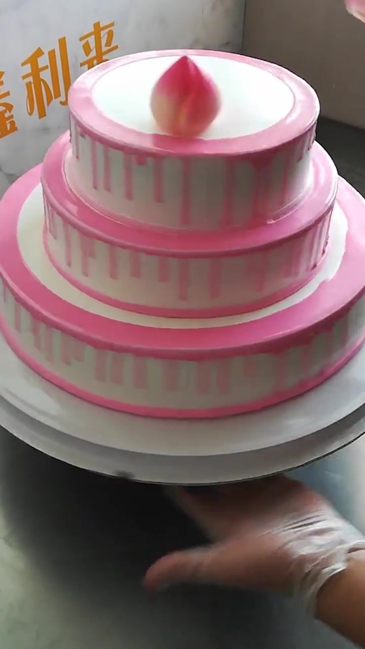 蛋糕师制作的寿桃蛋糕,是不是很漂亮?