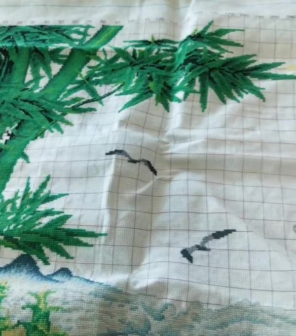 今天把三年前绣好的十字绣拿出来了,准备挂新家,大家看过时吗?
