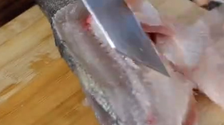 重庆椒麻鱼,细嫩的鱼肉浇上一瓢滚烫的青花椒油,椒香扑鼻,滋味鲜美。这是最近几年新诞生的一道