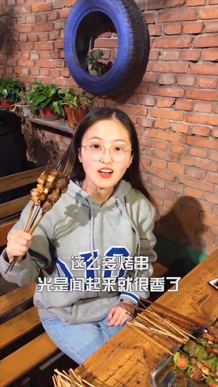 隐蔽的烧烤店,烧烤种类多种多样,你们吃烧烤喜欢点什么呢?