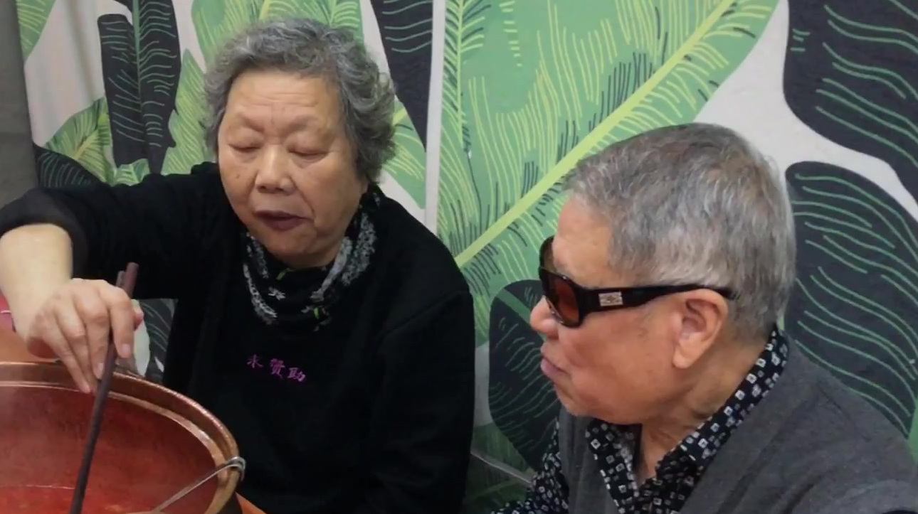 带外公外婆一起吃番茄铜锅鱼????好吃又美味的鱼肉。 周末带家里人一起出去吃饭的日常vlog,超