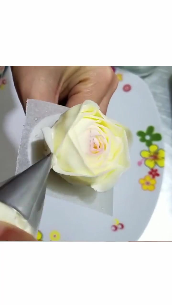 奶油裱花小女孩生日蛋糕