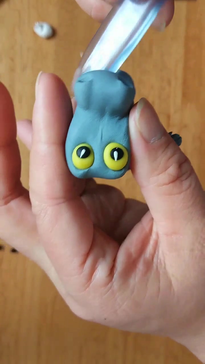 鳄鱼是什么颜色的,看看湉妈用面捏的灰色的怎么样!