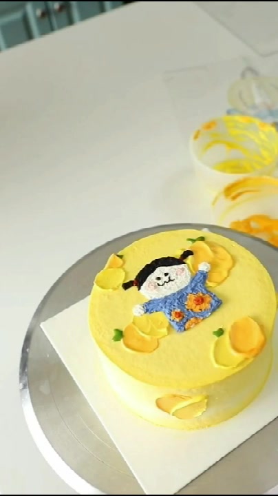 治愈系卡通图案蛋糕,暖暖的颜色,宛如夏日阳光有治愈人心的力量