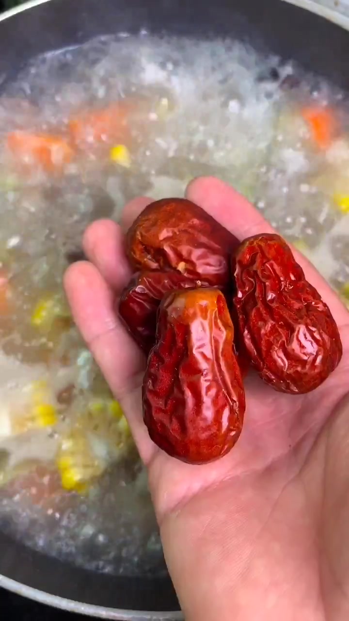 教你做一道美味的时蔬排骨汤,看着就非常的美味,快来学一学吧!